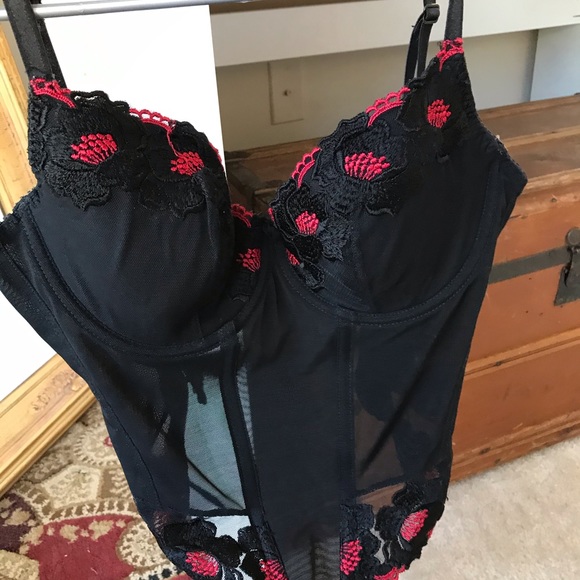 Black and red corset top - Picture 2 of 4